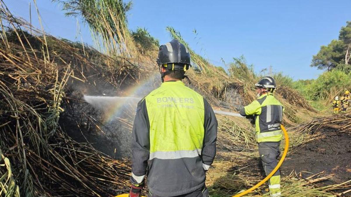 Bomberos trabajan en un incendio forestal en una imagen de archivo.