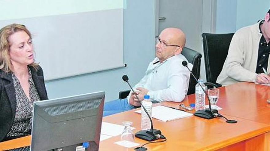 Por la izquierda, María Jesús García, Argimiro Domínguez y Ramón Rubio, subdirector de la Escuela de Peritos.