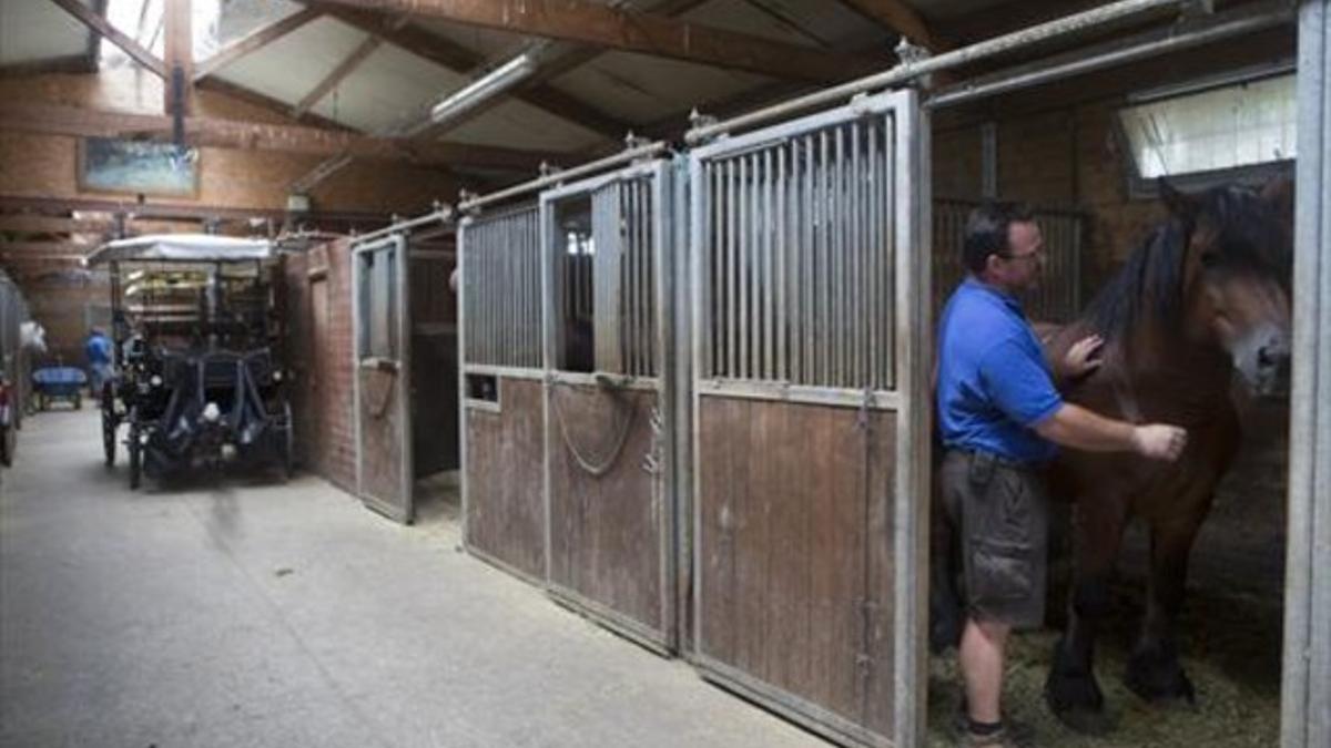 Alexandre Pujadas, ayer, con uno de los caballos de carrozas turísticas, en la caballeriza de la hípica de La Foixarda.