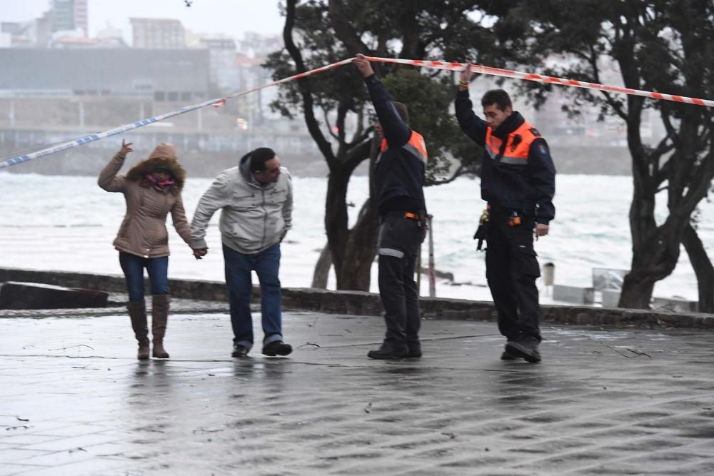 Daños en la cubierta del estadio de Riazor por el fuerte temporal de viento en A Coruña.