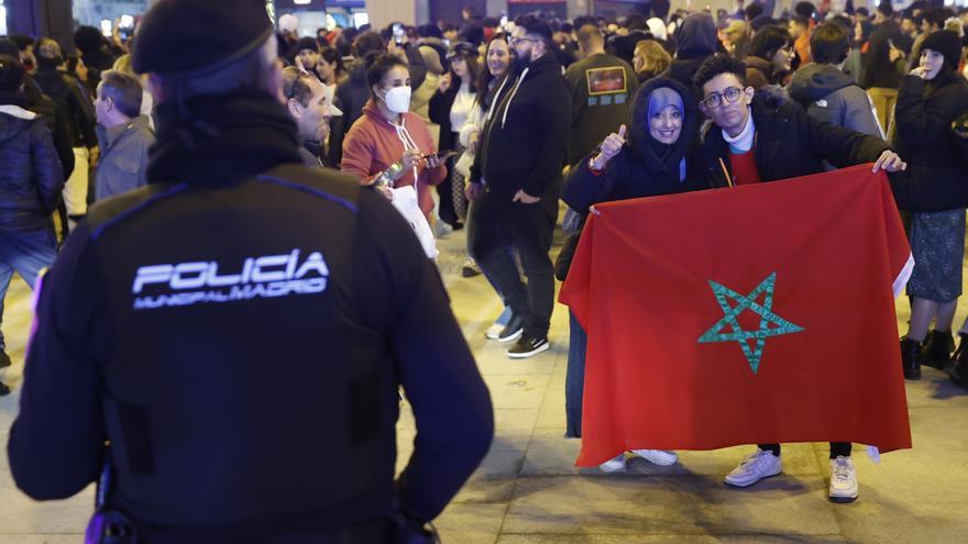 Miles de marroquíes toman las calles de toda España para celebrar la victoria de su selección ante ‘La Roja’