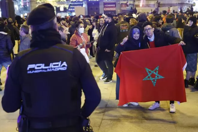 Miles de marroquíes toman las calles de toda España para celebrar la victoria de su selección ante ‘La Roja’