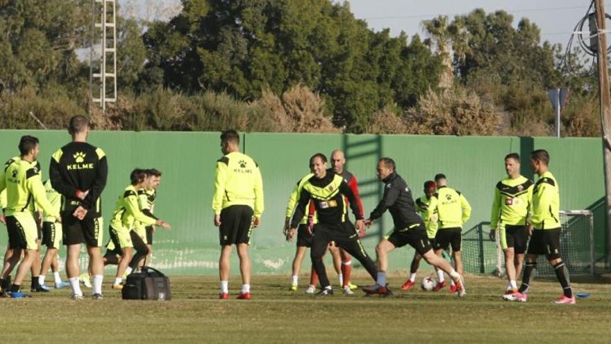 José Luis Acciari dirigiendo al equipo esta mañana en el Anexo