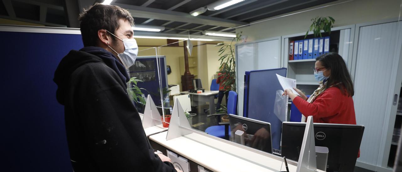 Adrián Hevia tramitando un permiso en las oficinas de Licencias de Oviedo.