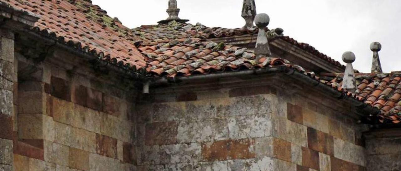 La techumbre del edificio presenta un avanzado estado de deterioro. // Faro