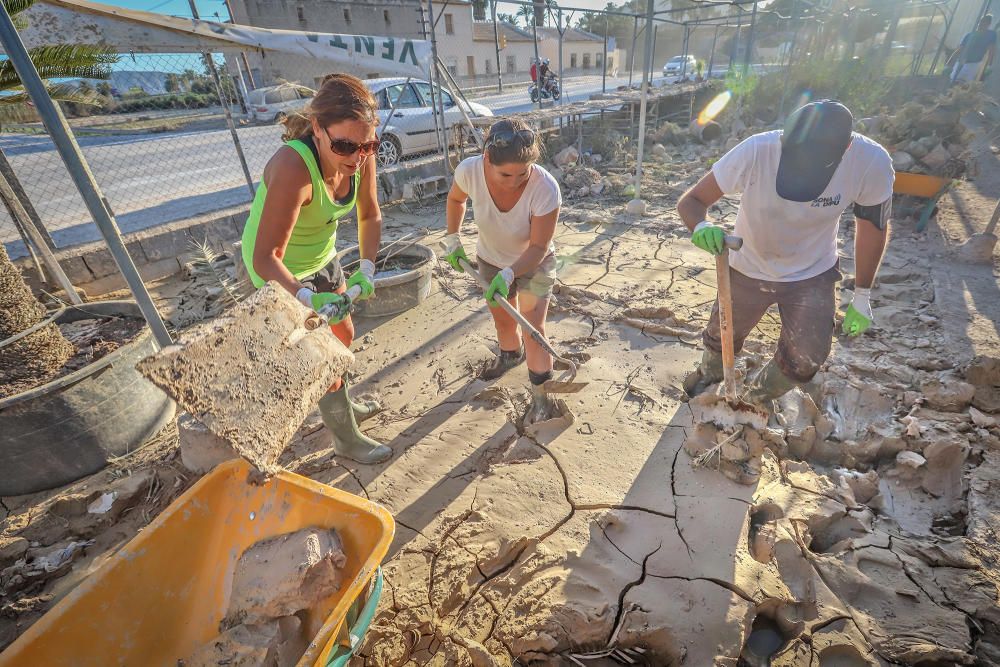 Ana Belén, a la izquierda, junto a un grupo de voluntarios que ha organizado para sacar barro de un vivero de El Escorratel de Orihuela.