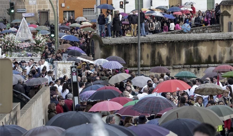 La bajada de la patrona de Cáceres en imágenes