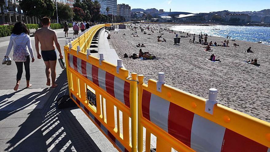 Vallas instaladas por el Concello  en las playas de Orzán y Riazor, ayer.   | // VÍCTOR ECHAVE
