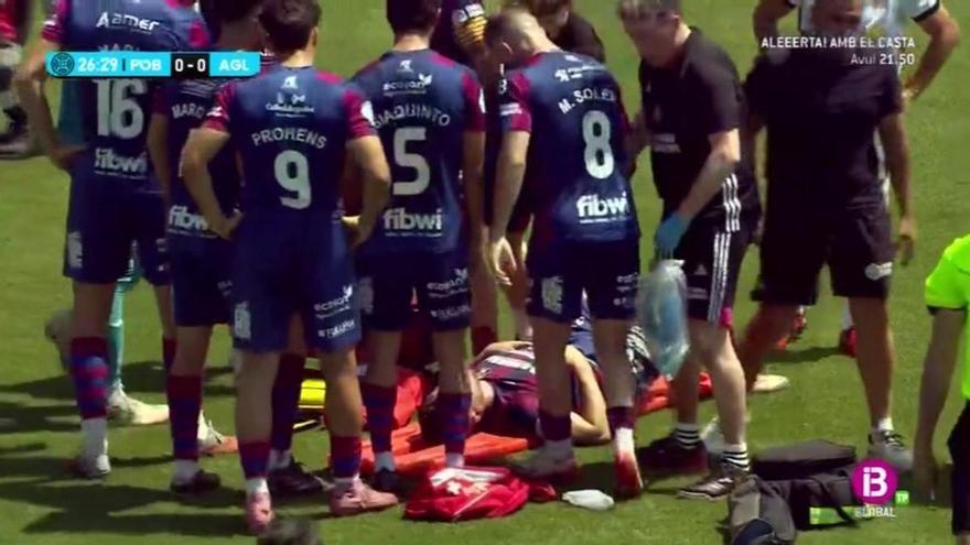 Susto monumental en el Poblense-Águilas: Toni Penyafort se marcha en ambulancia