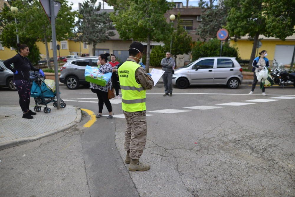 El Ejército entrega alimentos en el barrio Peral