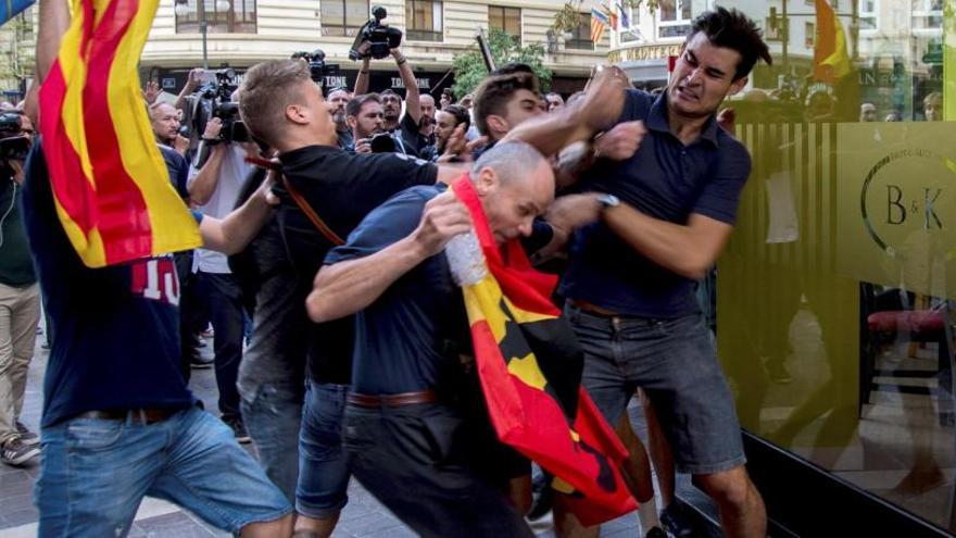 Un moment de la baralla entre ultres a València.