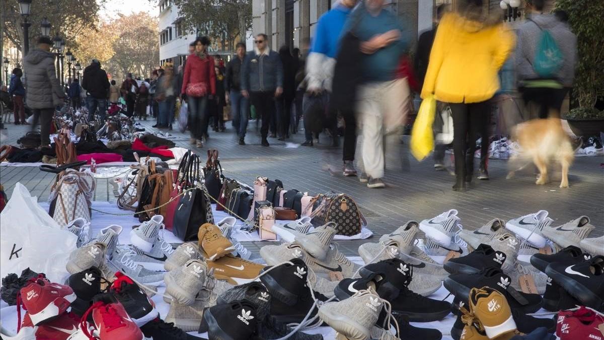 Puestos de manteros en la zona de Plaza Catalunya