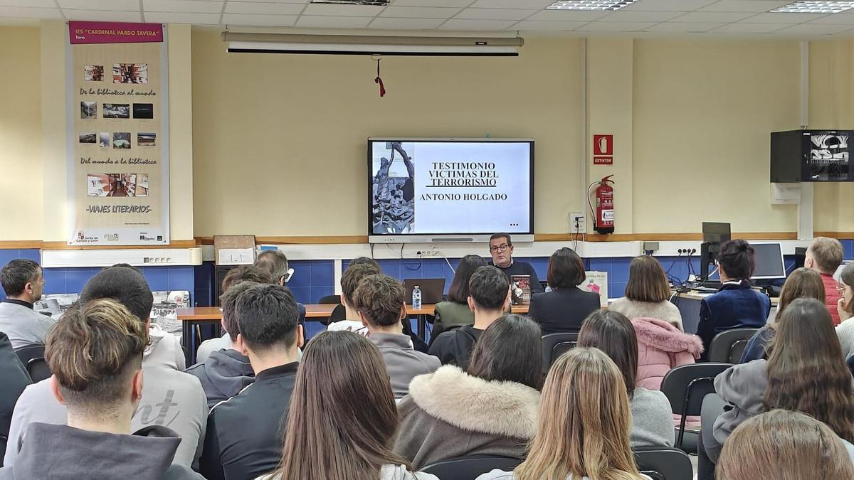 Antonio Holgado cuenta su testimonio como víctima del terrorismo a los alumnos del IES Pardo Tavera de Toro.