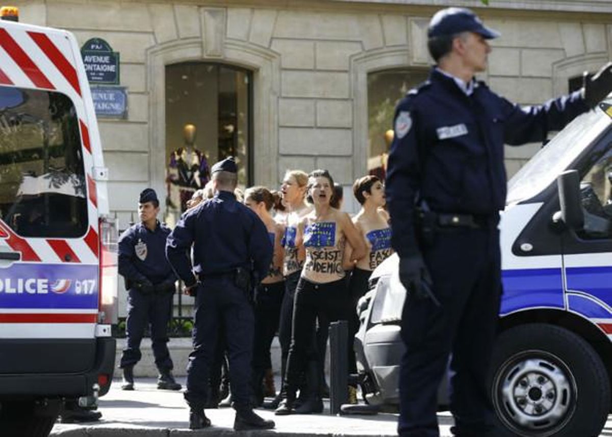 La policia francesa intenta desallotjar l’espai ocupat per les Femen davant de l’hotel on es trobava Le Pen.