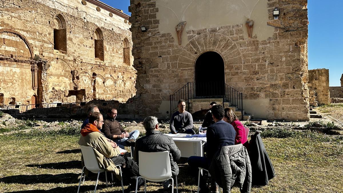 La reunión se llevó a cabo ante la propia Cartuja.