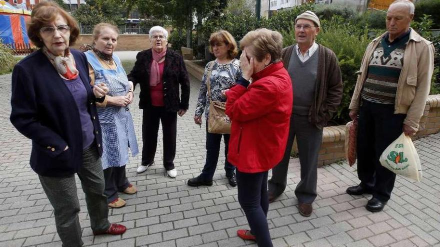 Preocupación entre los vecinos de la plaza Maruja Mallo. // Marta G. Brea