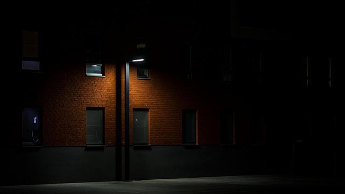 Zona poco iluminada durante la noche