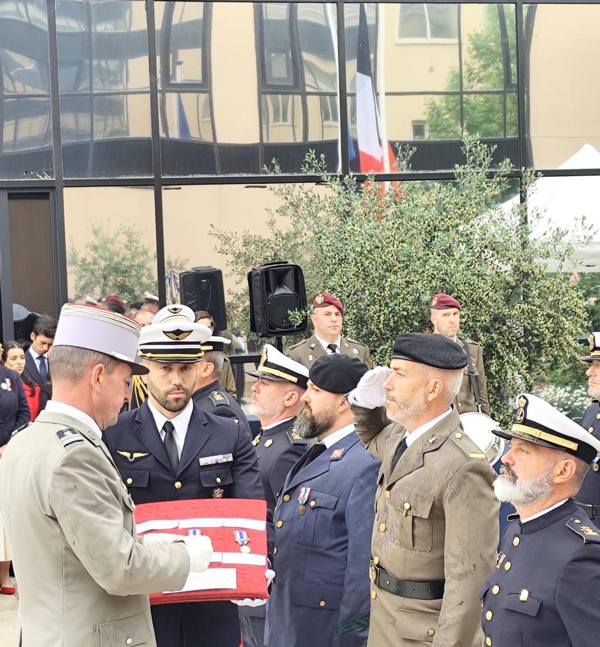 El cabo 1º Filiberto recibiendo la condecoración en Madrid.
