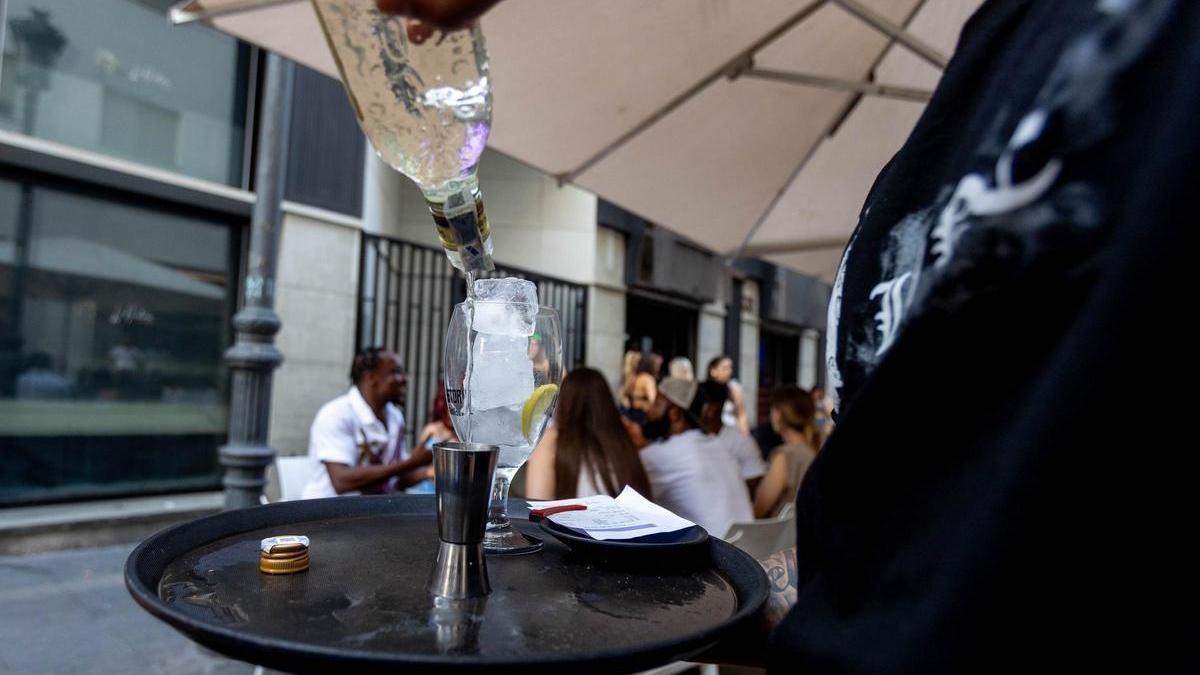 La ampliación de la temporada alta entre los veladores en Alicante ya es inminente: fechas, horarios y condiciones