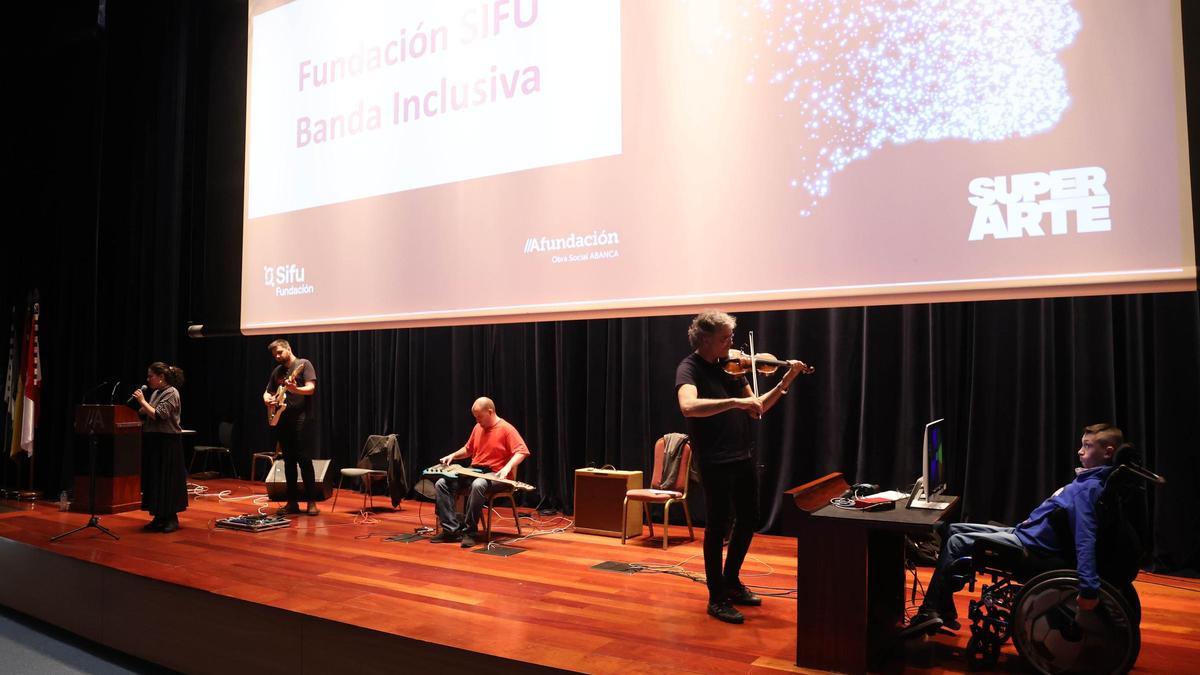 Ensayo de los cinco músicos del concierto "SuperArte. Inclusión a través da música".