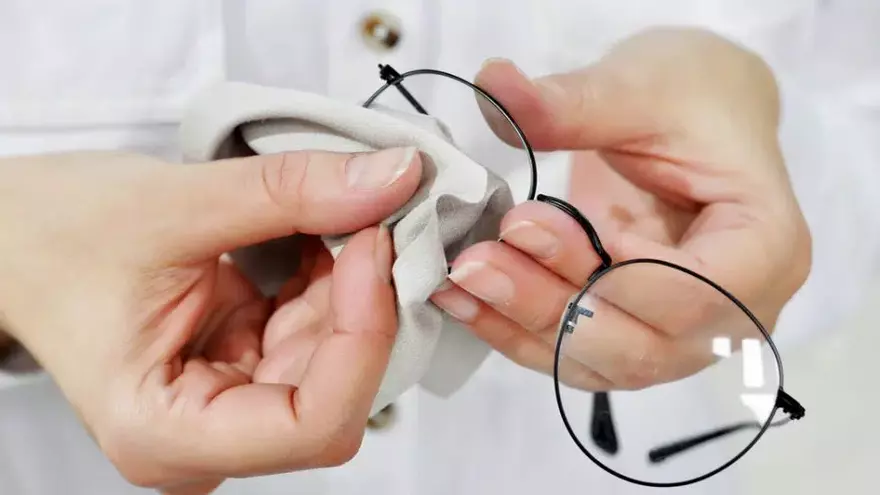 ERROR GAFAS| Estas destrozando tus gafas cuando las limpias de esta manera:  Este es el error más repetido (y que tú también cometes)