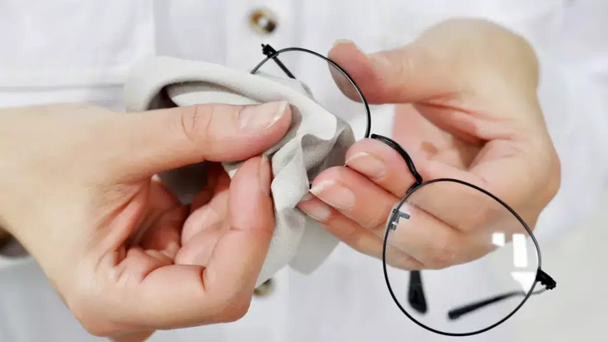 Este curioso dispositivo limpia las gafas por ti y te deja los cristales  relucientes sin esfuerzo