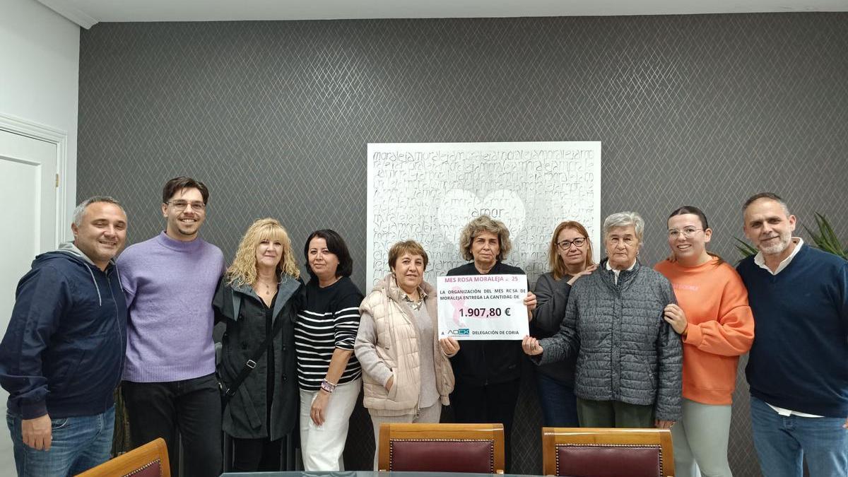 Miembros de la asociación oncológica y el alcalde de Moraleja.