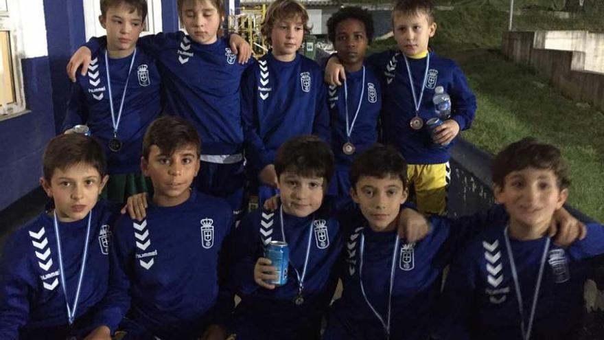 Los jugadores del Oviedo benjamín con la medalla del tercer puesto.