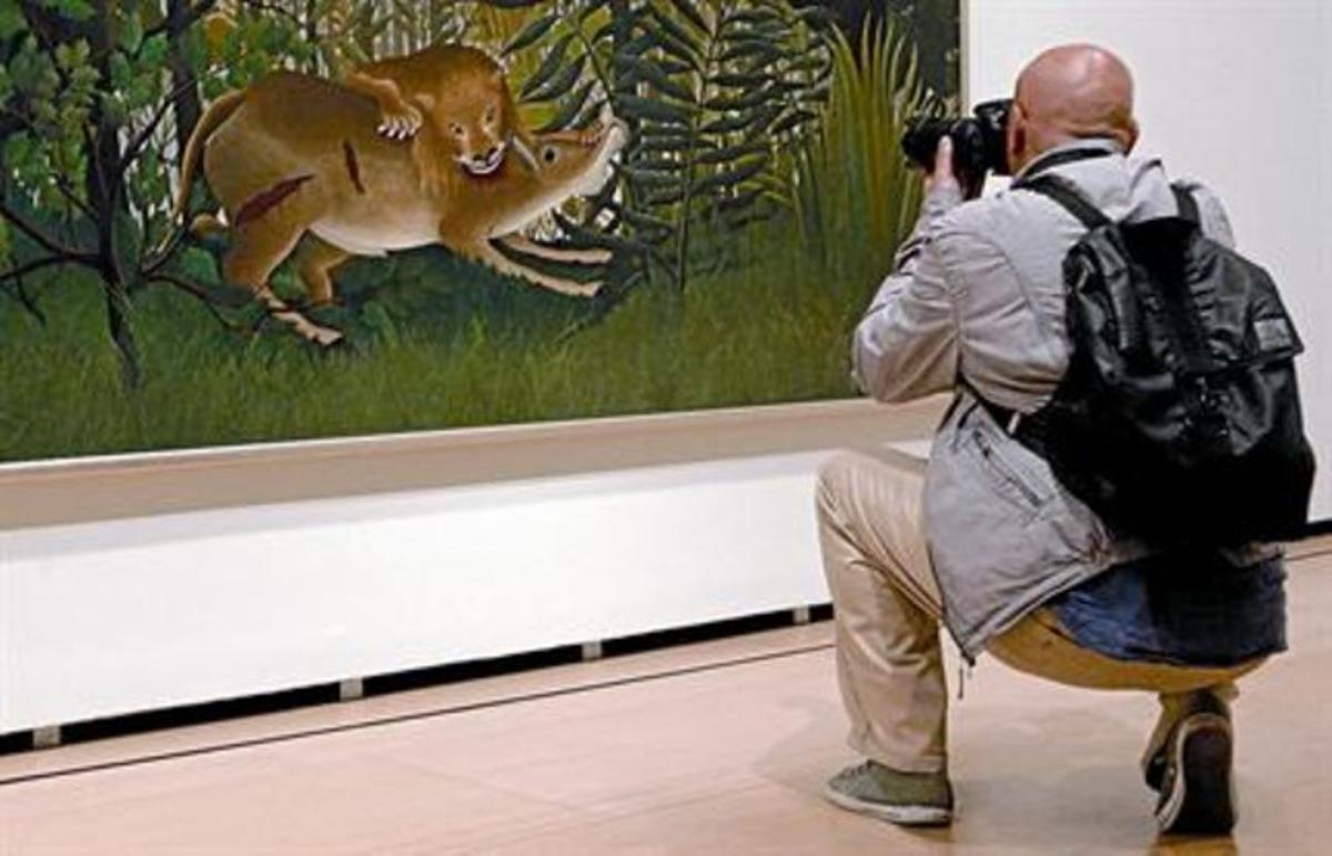 Un fotògraf retrata ’El lleó afamat llançant-se sobre l’antílop’, una de les obres més reconegudes de Rousseau, ahir al Guggenheim. Un fotògraf retrata ’El lleó afamat llançant-se sobre l’antílop’, una de les obres més reconegudes de Rousseau, ahir al Guggenheim.