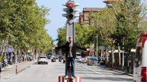 Hèctor Claramunt en el semáforo del cruce de las calles de Urgell y Londres, muy cerca de donde vivía de niño. 