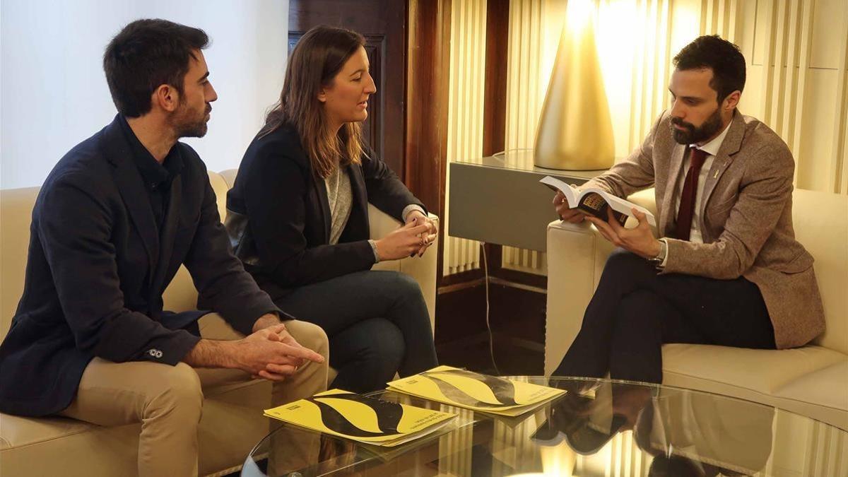 El presidente del Parlament, Roger Torrent, se ha reunido con la coordinadora de Amnistía Internacional Catalunya, Adriana Ribas.