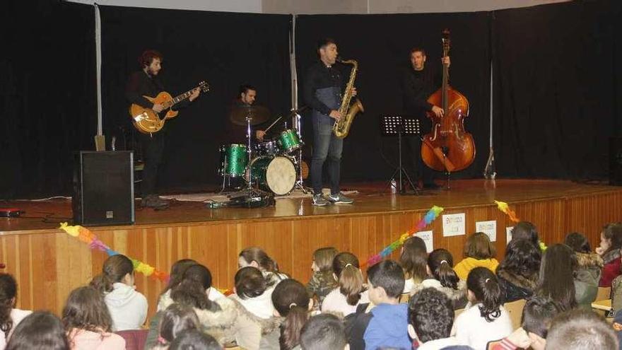 Un momento del concierto de jazz a los alumnos en el IES As Barxas. // Santos Álvarez
