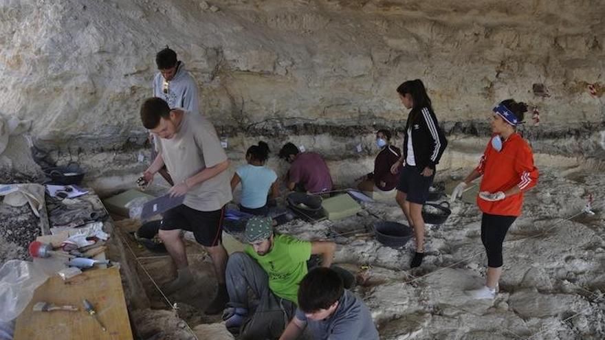 Trabajos en el yacimiento del Barranco León de Orce.