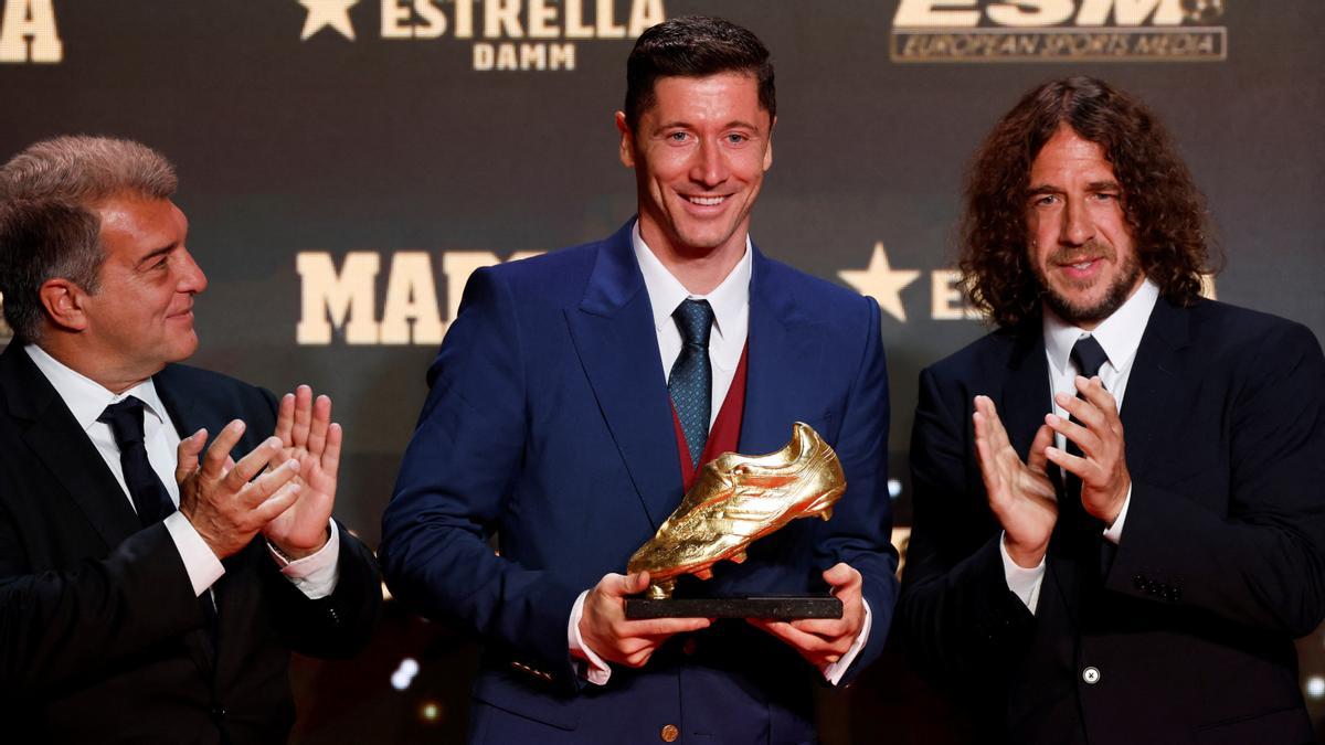 Laporta, Lewandowski y Puyol, en la gala de la Bota de Oro que recibió el jugador polaco.