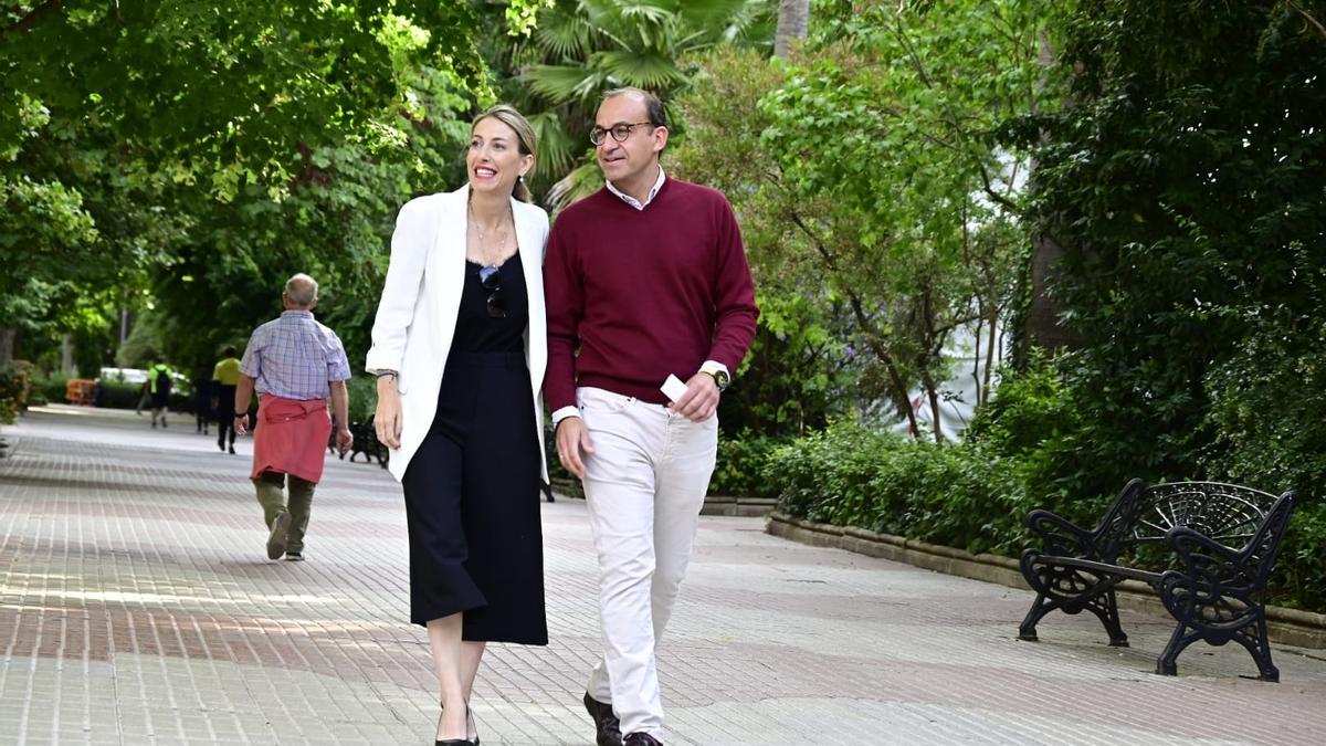 Rafa Mateos paseando por Cánovas junto a María Guardiola.