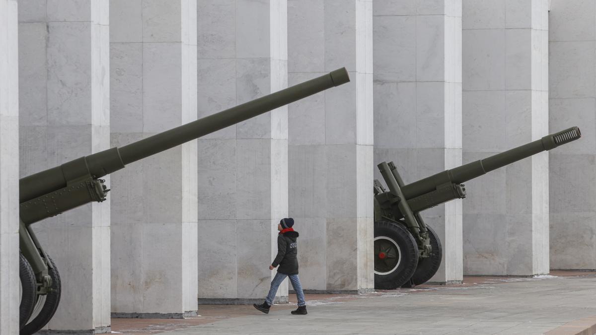 Un niño camina delante de obuses de la época de la Segunda Guerra Mundial en el Museo de la Victoria en la colina Poklonnaya en Moscú