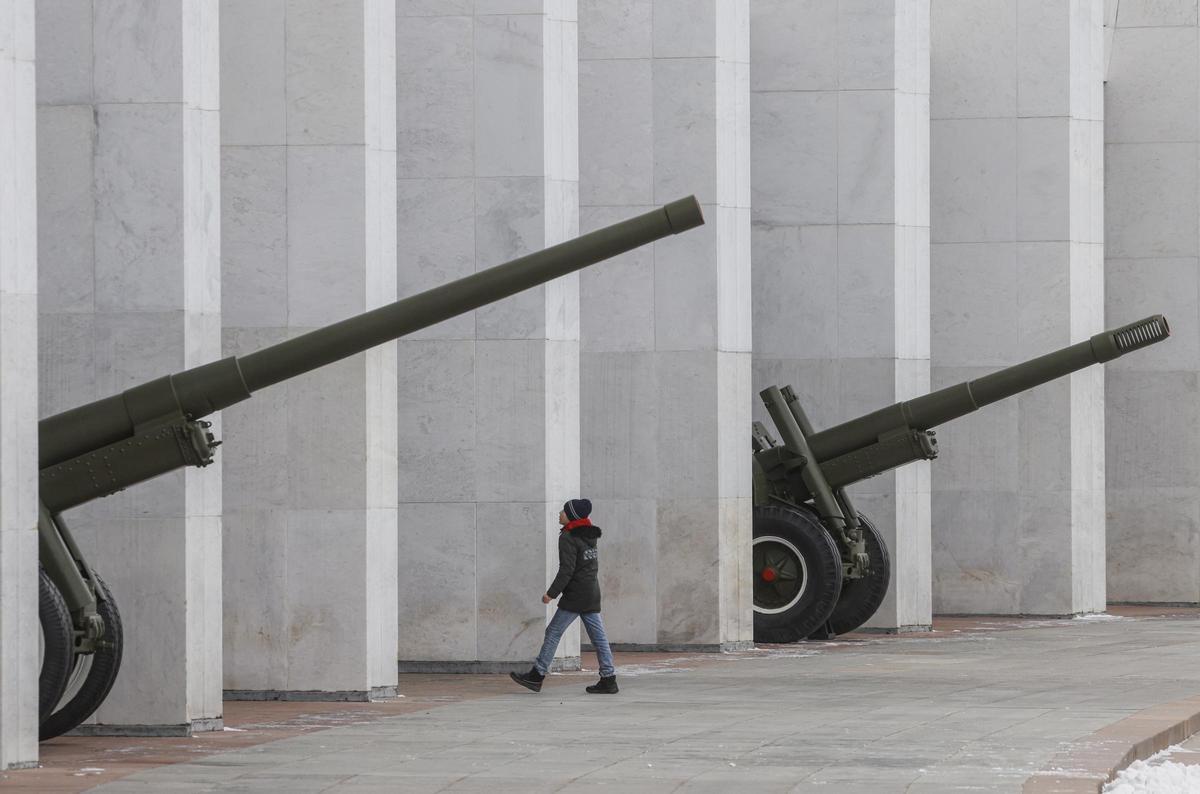 Un chico camina delante de obuses de la época de la Segunda Guerra Mundial en el Museo de la Victoria en la colina Poklonnaya en Moscú. Un chico camina delante de obuses de la época de la Segunda Guerra Mundial en el Museo de la Victoria en la colina Poklonnaya en Moscú.