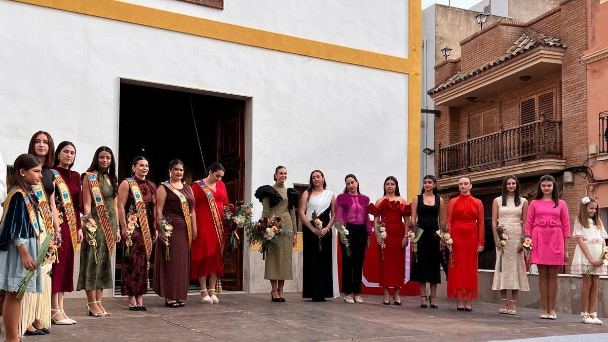 A la derecha, Anna Clavell y su corte de honor, junto a la actual reina, Daniela Langa y su corte.