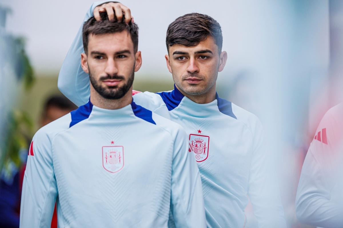 Álex Baena, a la izquierda, en un entrenamiento con la selección.