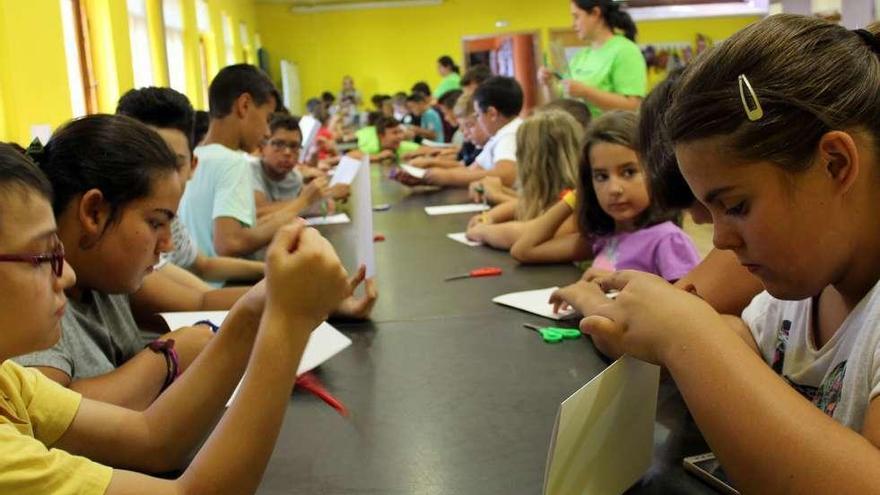 Los participantes utilizan material reciclado para realizar los caleidoscopios.