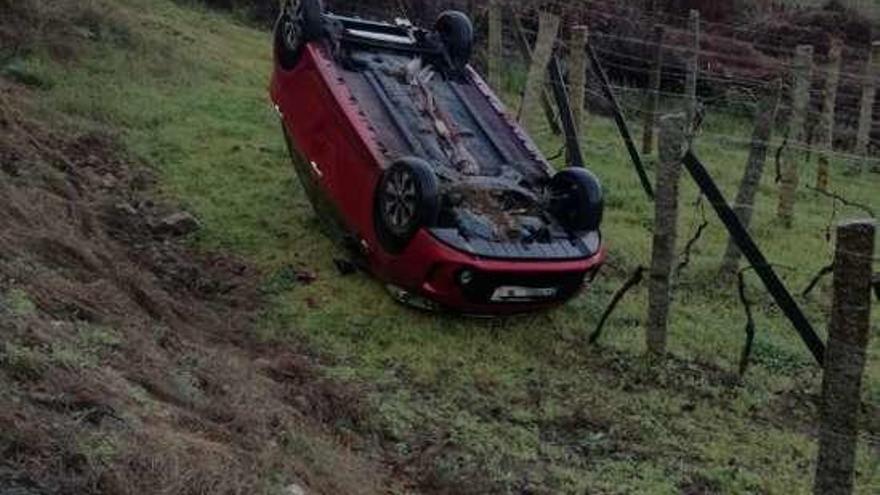 El vehículo quedó volcado fuera de la carretera. // FdV