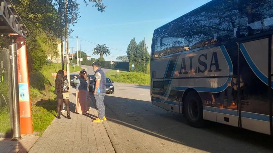 Dos familias de Villabona (Llanera) se quedan sin parada del bus escolar