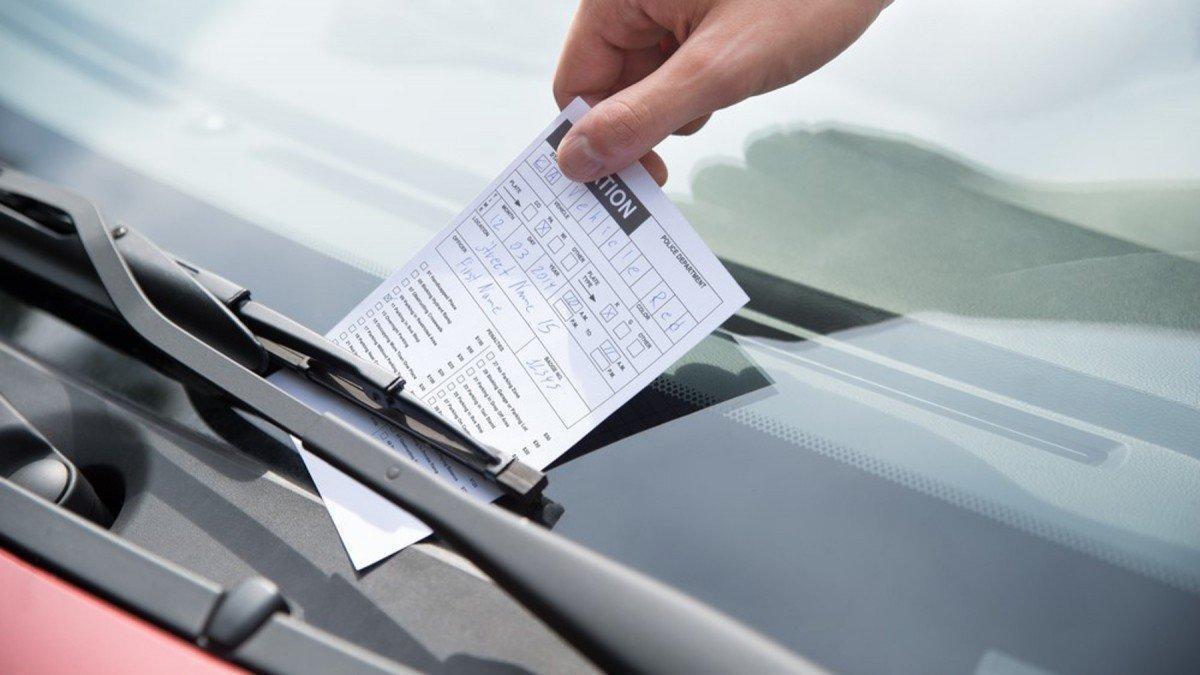 La multa a la que se enfrentar muchos conductoes por estacionar así