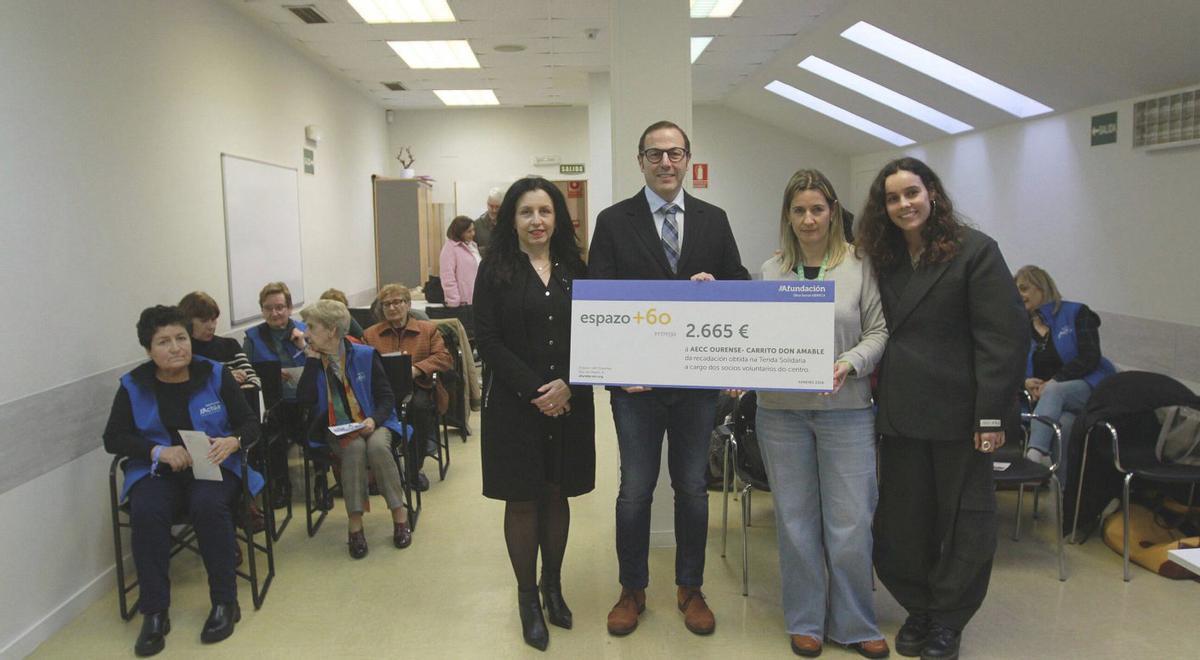 Entrega del cheque a AECC en el Espazo +60 de AFundación. Abajo, Pepa Pérez, durante el acto. | IÑAKI OSORIO