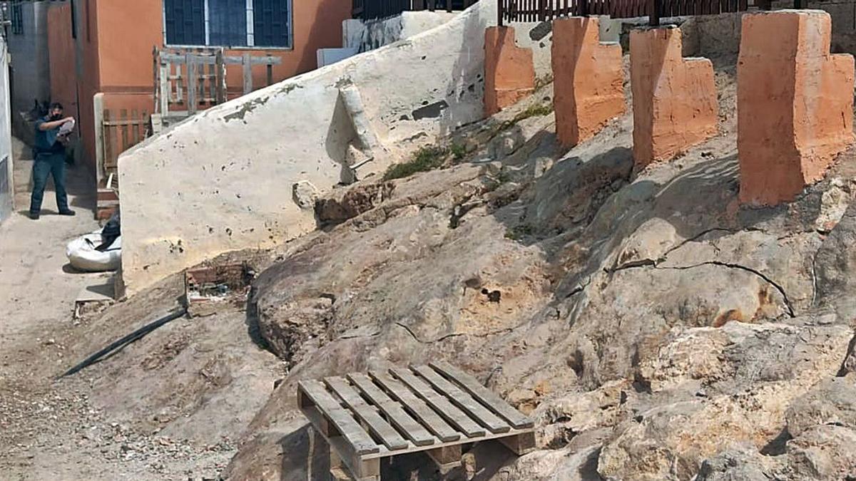 Un agente ante una de las obras paralizadas en La Algameca chica. | GUARDIA CIVIL