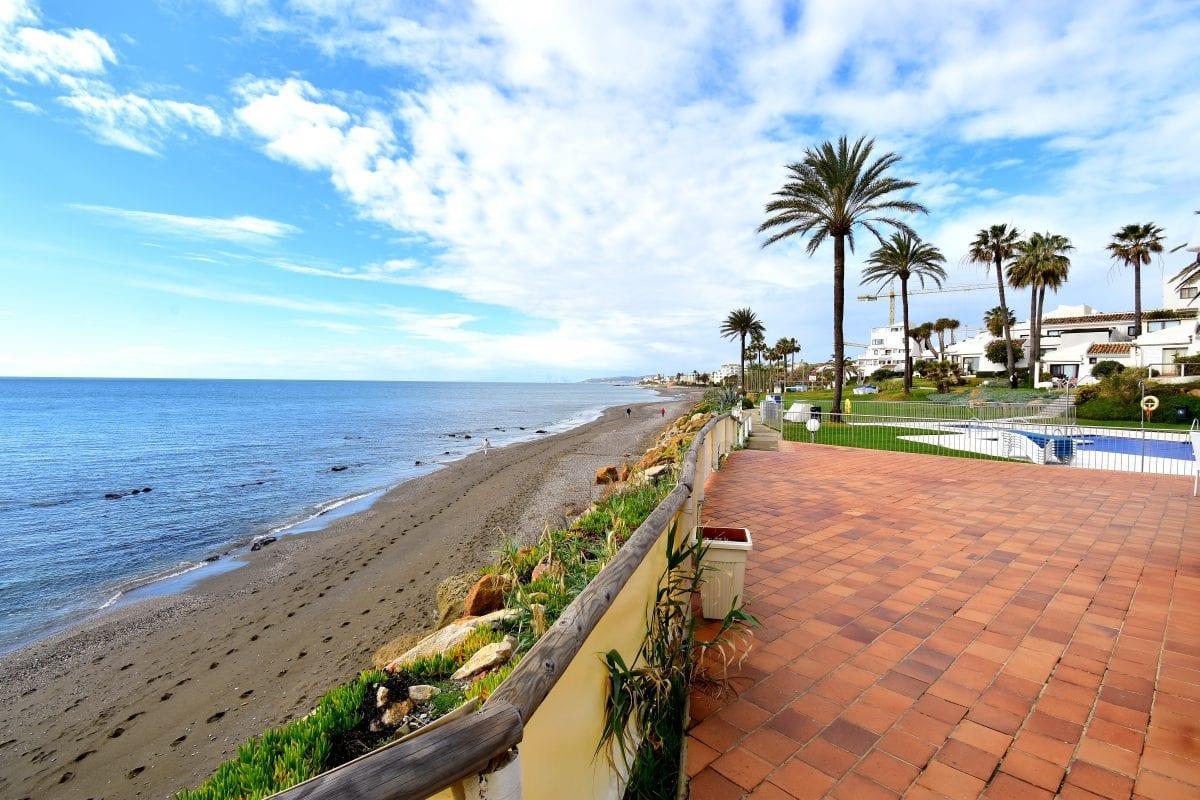 La playa Costa Natura, en Estepona.