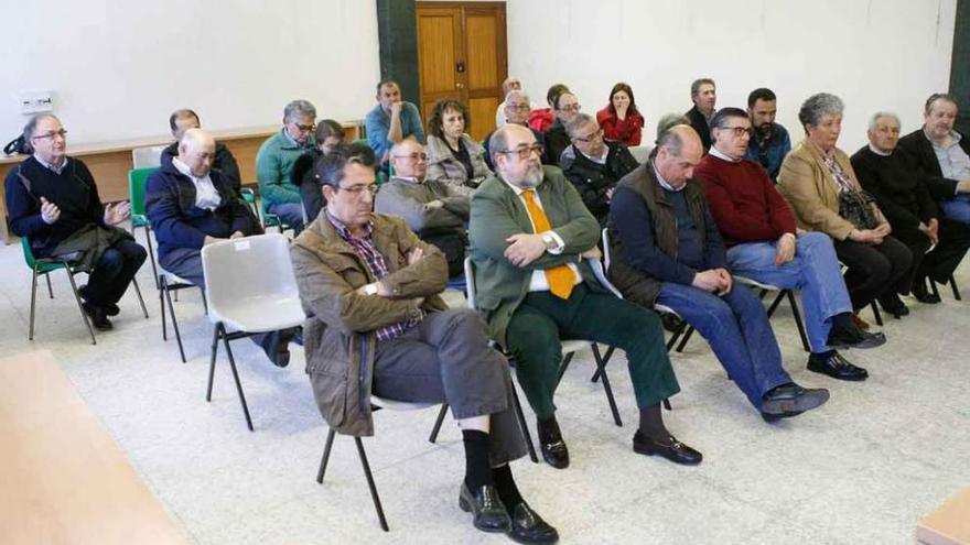 Alcaldes y miembros de la Plataforma además de otros colectivos en el Consejo de Salud.