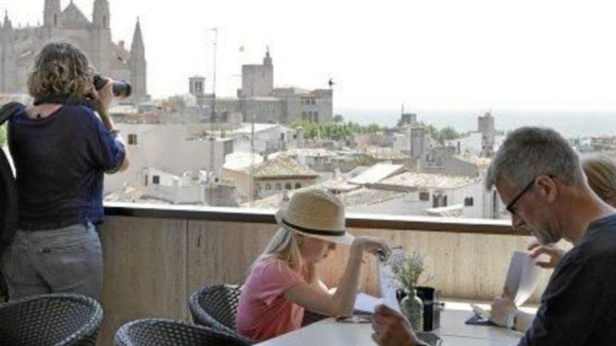 Die Aussicht auf die Kathedrale bei einem Kaffee genießen.