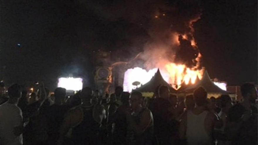 Arde el escenario de un festival musical en Santa Coloma de Gramenet