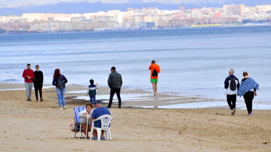 Personas paseando por la playa de Arenales del Sol este fin de semana.